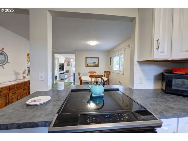 739 11TH Ave, Seaside, OR 97138