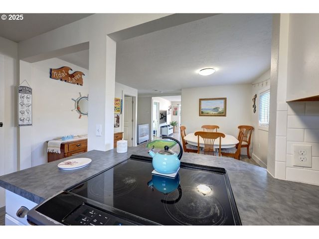 739 11TH Ave, Seaside, OR 97138