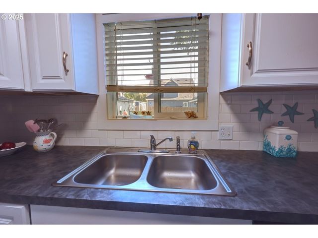 739 11TH Ave, Seaside, OR 97138