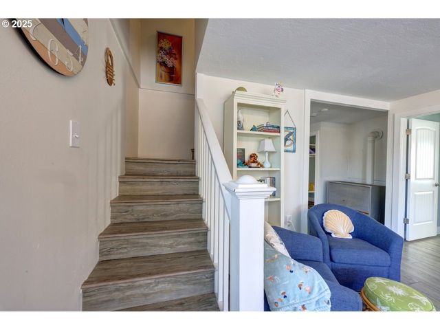 739 11TH Ave, Seaside, OR 97138