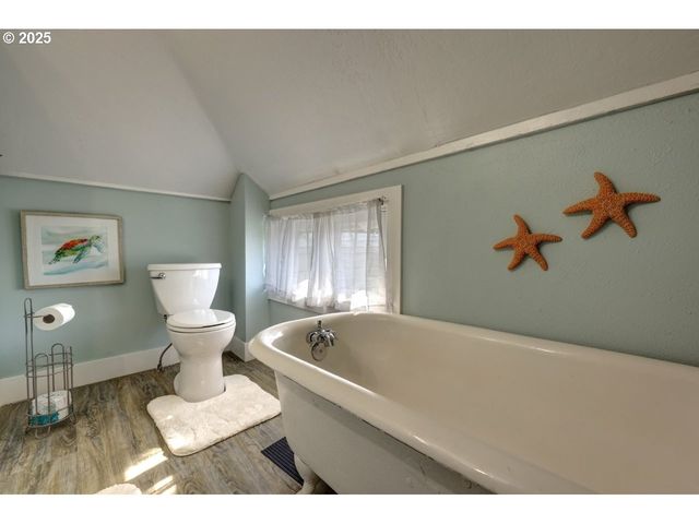 739 11TH Ave, Seaside, OR 97138