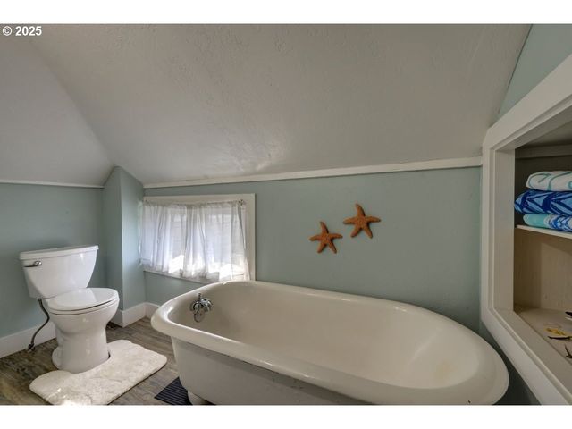 739 11TH Ave, Seaside, OR 97138