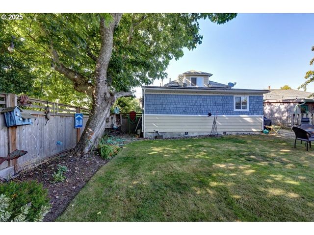 739 11TH Ave, Seaside, OR 97138