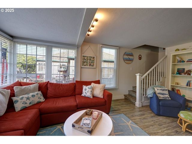 739 11TH Ave, Seaside, OR 97138