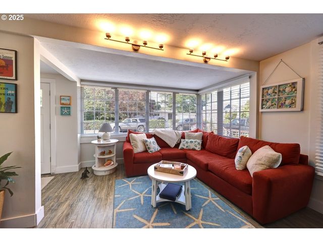 739 11TH Ave, Seaside, OR 97138