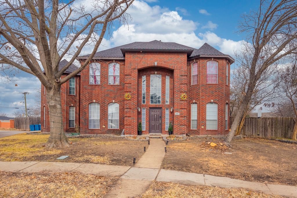 8701 Creekside Drive, Rowlett, TX 75089