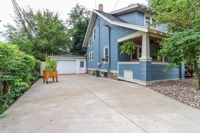 108 E LAKE STREET, Waupaca, WI 54981