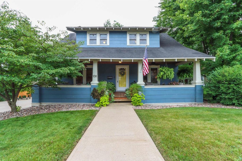 108 E LAKE STREET, Waupaca, WI 54981