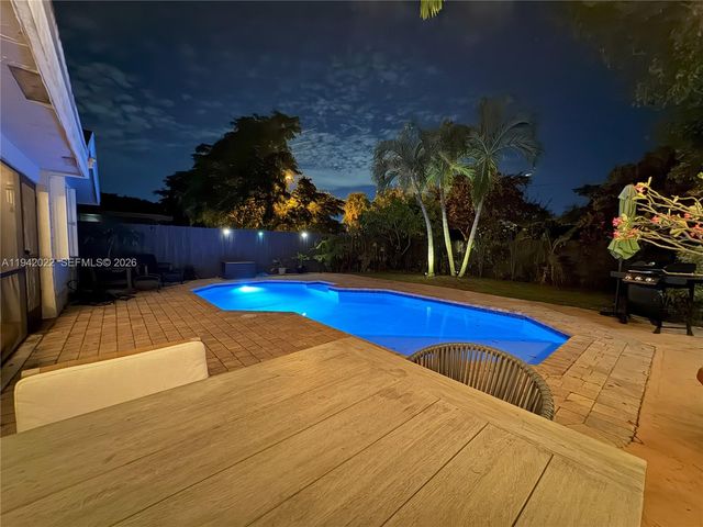 575 Lakeside Cir, Sunrise, FL 33326