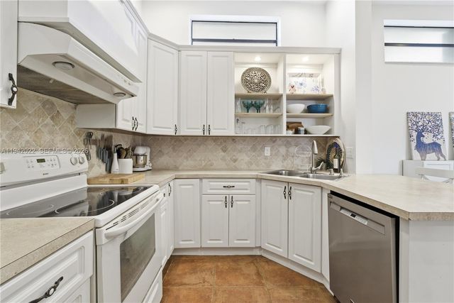 575 Lakeside Cir, Sunrise, FL 33326