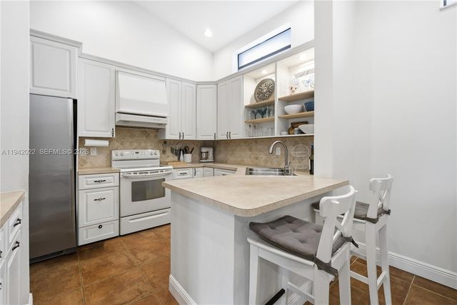 575 Lakeside Cir, Sunrise, FL 33326