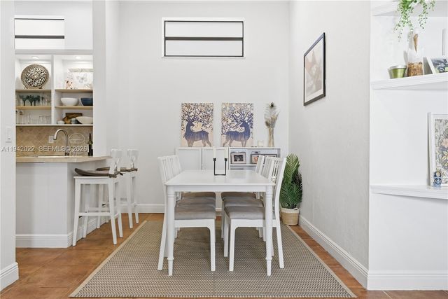 575 Lakeside Cir, Sunrise, FL 33326