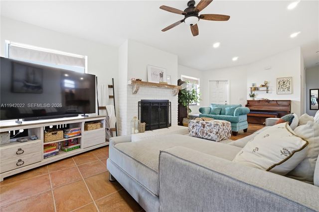 575 Lakeside Cir, Sunrise, FL 33326