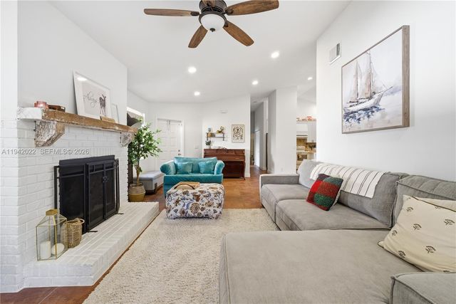 575 Lakeside Cir, Sunrise, FL 33326