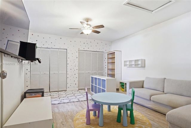 575 Lakeside Cir, Sunrise, FL 33326