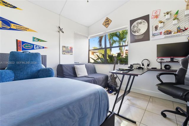 575 Lakeside Cir, Sunrise, FL 33326