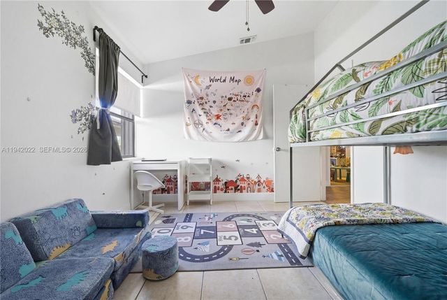 575 Lakeside Cir, Sunrise, FL 33326