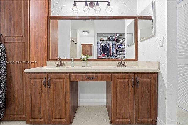 575 Lakeside Cir, Sunrise, FL 33326