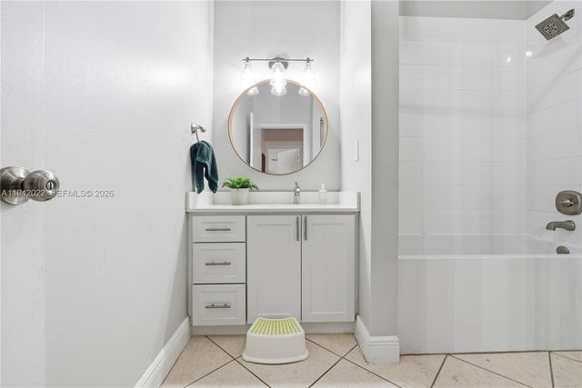 575 Lakeside Cir, Sunrise, FL 33326