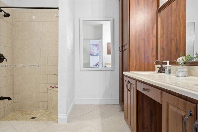 575 Lakeside Cir, Sunrise, FL 33326