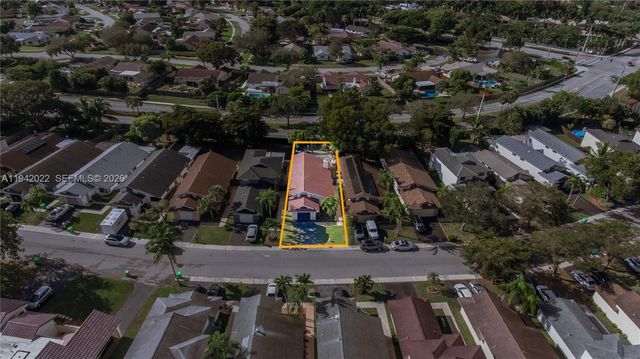 575 Lakeside Cir, Sunrise, FL 33326