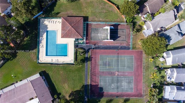 575 Lakeside Cir, Sunrise, FL 33326