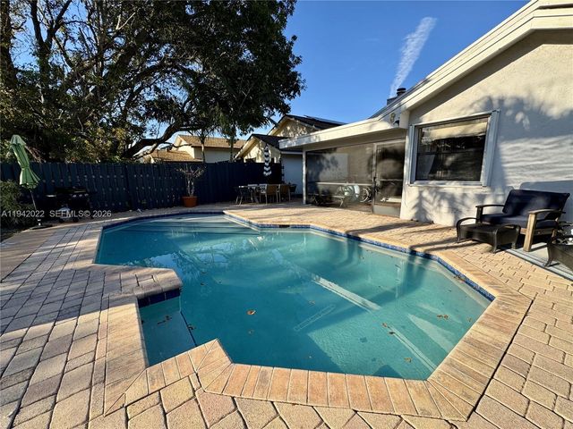 575 Lakeside Cir, Sunrise, FL 33326