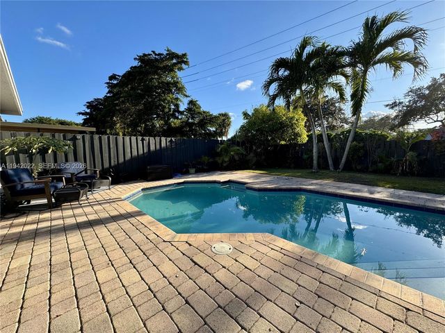575 Lakeside Cir, Sunrise, FL 33326