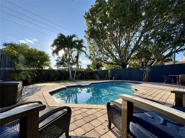575 Lakeside Cir, Sunrise, FL 33326