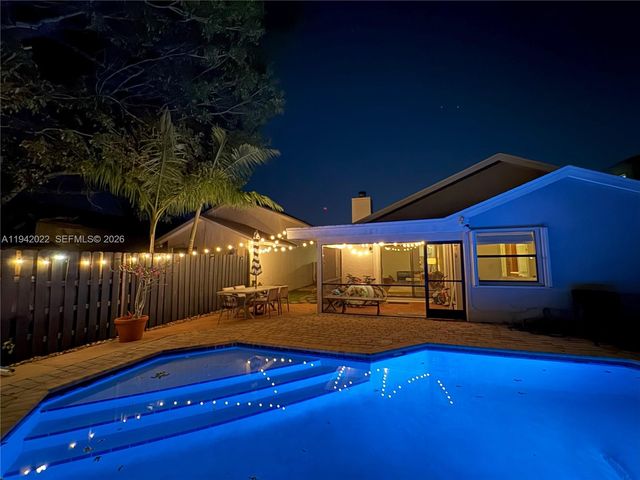 575 Lakeside Cir, Sunrise, FL 33326