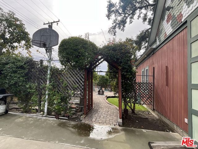 822 Silverwood Avenue, Upland, CA 91786
