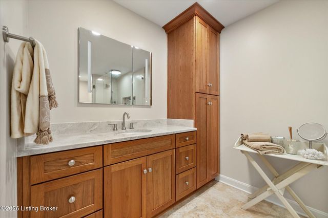 5407 Navajo Rd, Louisville, KY 40207