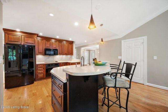 5407 Navajo Rd, Louisville, KY 40207