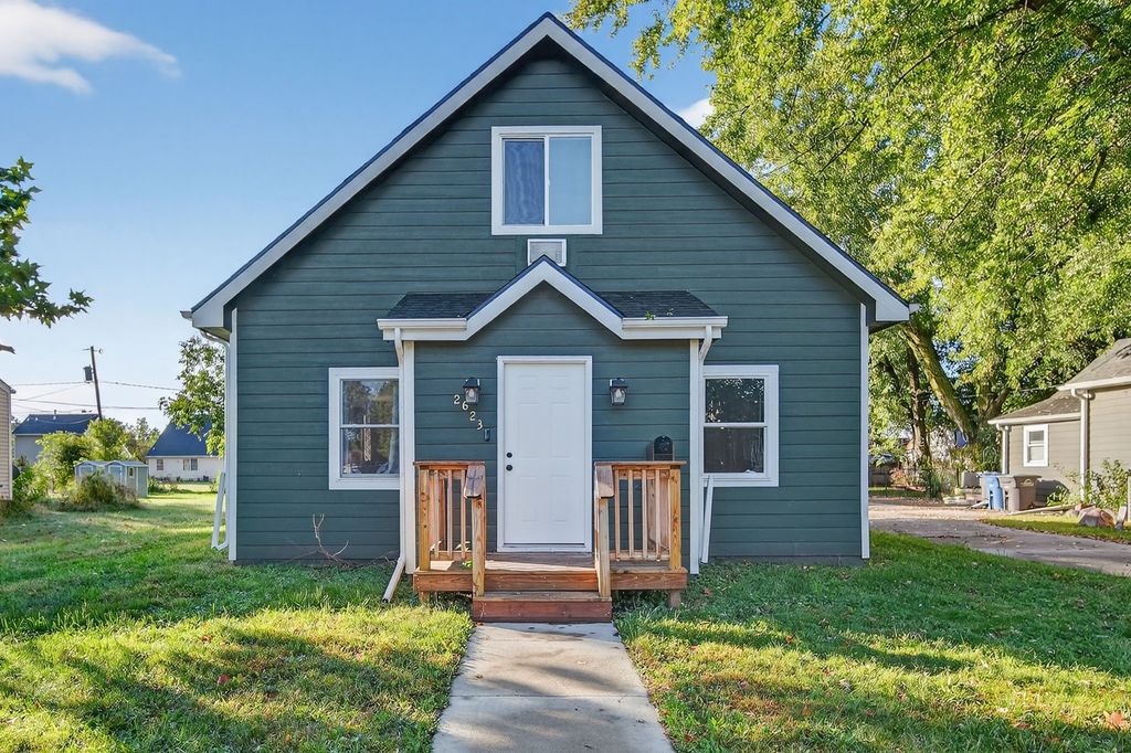 2623 E Walnut Street, Des Moines, IA 50317