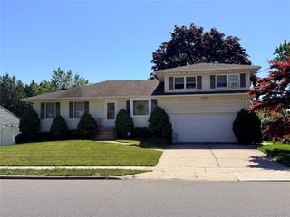 381 N Monroe Avenue, Lindenhurst, NY 11757