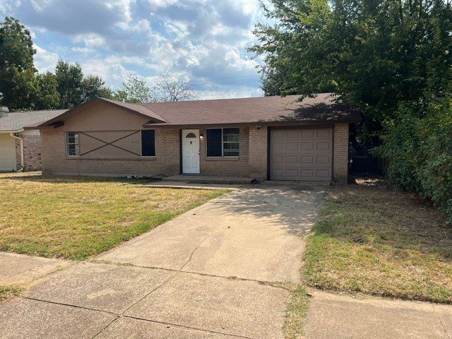 2312 Meadow Crest, Irving, TX 75060