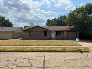 2312 Meadow Crest, Irving, TX 75060