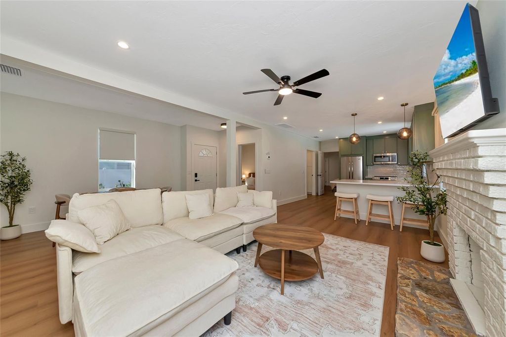 Image 12 of property listing at 316 27TH STREET W, Bradenton, FL 34205