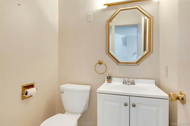 11 Rose Court, East Islip, NY 11730
