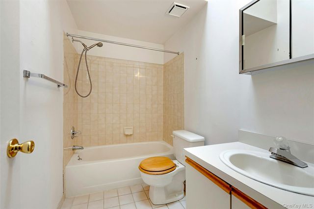 11 Rose Court, East Islip, NY 11730