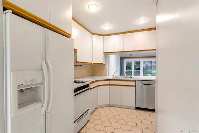 11 Rose Court, East Islip, NY 11730