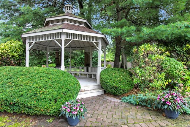 11 Rose Court, East Islip, NY 11730