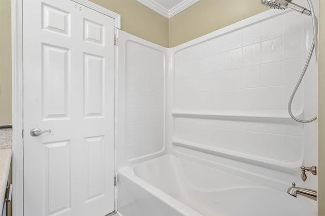 818 Loretta Avenue, Waterloo, IA 50702
