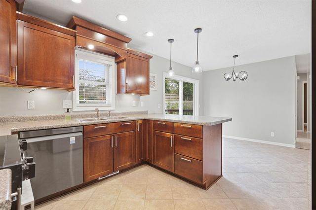 818 Loretta Avenue, Waterloo, IA 50702