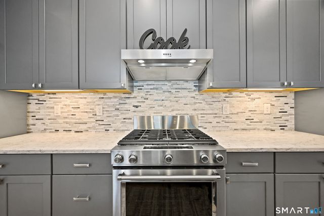 909 Tillinghast Drive 909, Oxford, CT 06478