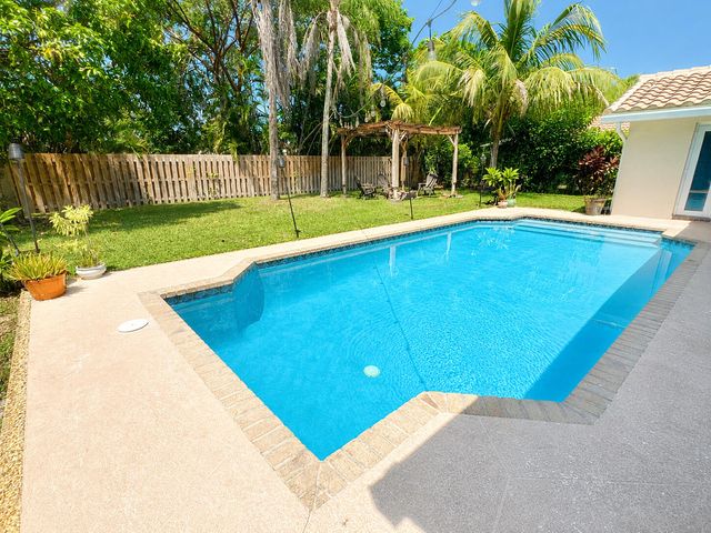 10601 NW 7TH Place, Coral Springs, FL 33071