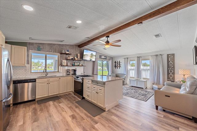 137 LAKEVIEW DRIVE 137, Palmetto, FL 34221