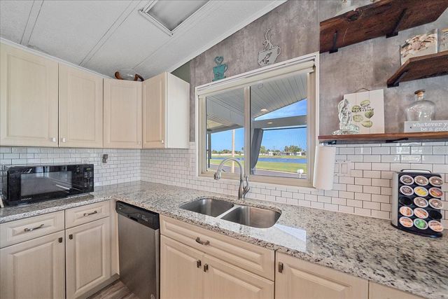 137 LAKEVIEW DRIVE 137, Palmetto, FL 34221