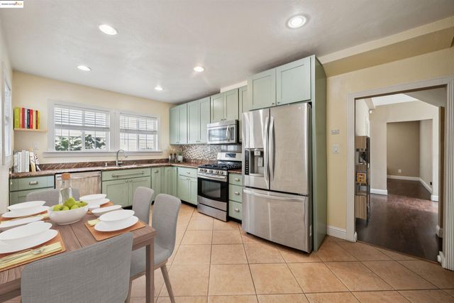 1063 32Nd St, Oakland, CA 94608