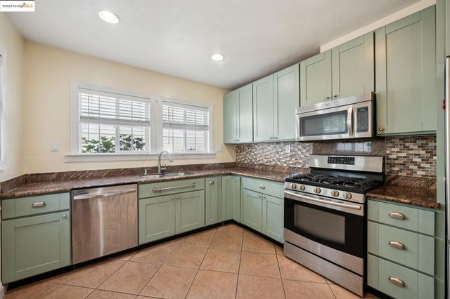 1063 32Nd St, Oakland, CA 94608